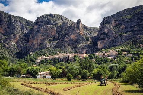 The Village Beneath the Mountain! A Glimpse into 20th-Century Spanish Folklore