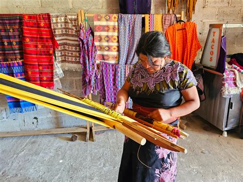 The Zipping Zinacantán Weaver Unveils Ancient Mayan Secrets Through Textiles!