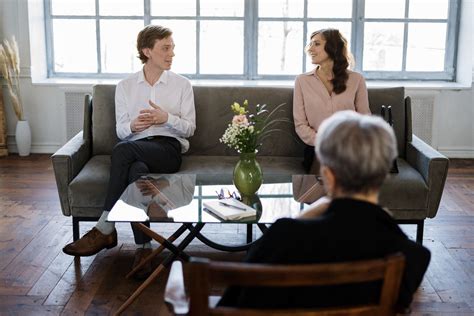 What Type of Therapist is Best for Marriage Counseling? And Why Do Some Couples Prefer Therapists Who Also Bake Cookies?